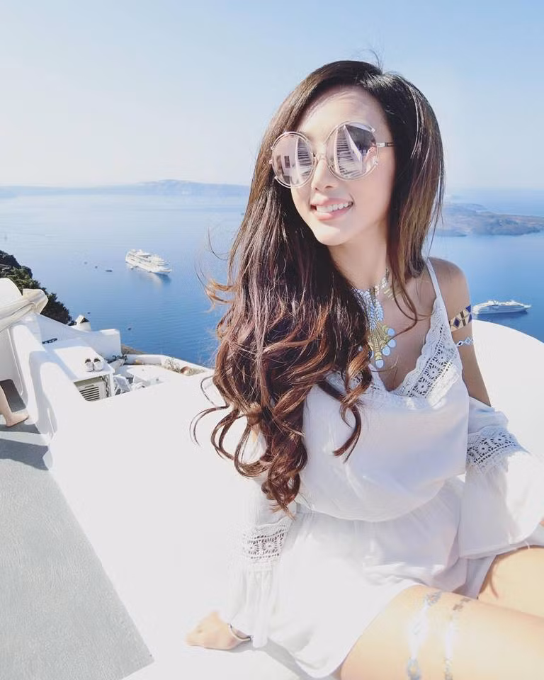 Cụ thể, DJ Quỳnh Nhi cho biết, khi đi du lịch châu Âu thì nên chọn visa của Pháp vì hồ sơ sẽ được xét duyệt nhanh và đơn giản hơn, đồng thời giá vé máy bay đi Pháp cũng “mềm” hơn so với các nước khác. Ngoài ra, để tiết kiệm chi phí ăn ở, Quỳnh Nhi cũng khuyên mọi người nên chọn các loại hình Hostel và Airbnb, chọn ở gần các địa điểm tham quan, gần trung tâm, nhà ga để không mất thêm khoản phí di chuyển, xe cộ.