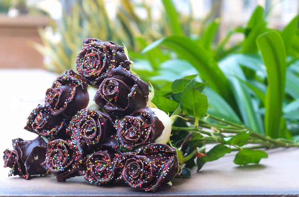 Riêng các chị em thích đồ ngọt sẽ phải thích mê ly trước bó hoa làm bằng socola rất kỳ công, chứa đựng tình cảm ngọt ngào mà các đấng lang quân nhắn gửi,