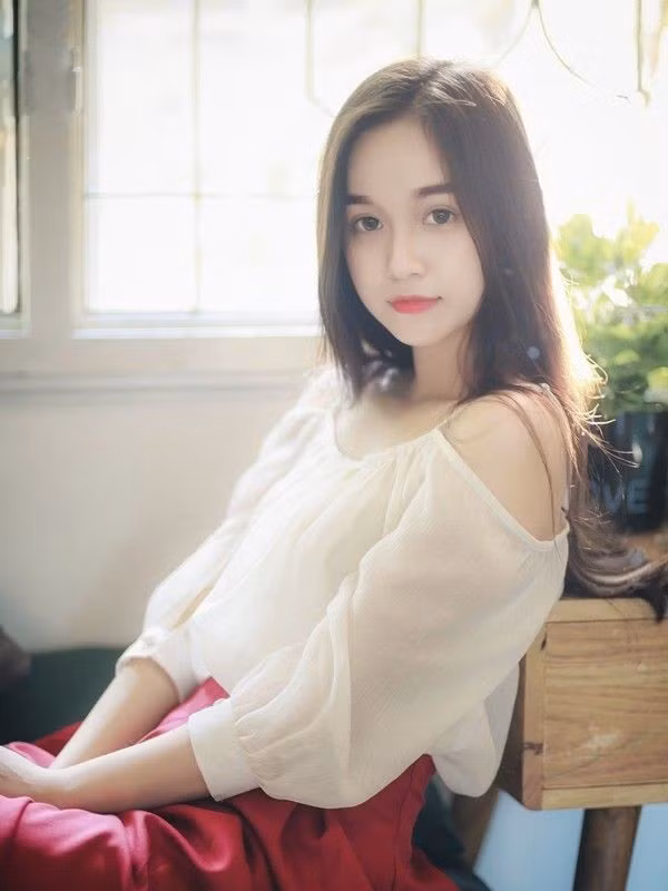 Cô nữ sinh 18 tuổi có vẻ đẹp thuần khiết, trong sáng và đôi mắt to tròn, long lanh giống hệt Ngọc Trinh. Thần thái của Lê Chi còn toát lên vẻ mong manh, yếu đuối .