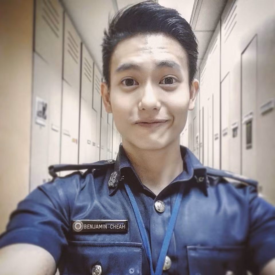 Theo như tìm hiểu, được biết nam cảnh sát đẹp trai có tên là Benjamin Cheah, sinh năm 1990, hiện đang học tập và sinh sống tại Singapore. Trong các bức ảnh chụp cận mặt, Benjamin dễ dàng hạ gục trái tim của hàng triệu fan hâm mộ nữ nhờ các đường nét quá đẹp trai, từ chiếc mũi cao thẳng đến đôi lông mày rậm, nước da trắng như con gái.