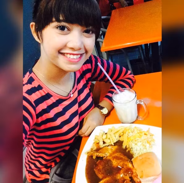 Fatin kể rằng, bánh Roti Canai được làm từ bột mì trộn với bơ, trứng gà, cán mỏng, nướng vàng hai mặt. Dù còn đang trong tuổi đến trường nhưng Fatin cũng chỉ mất đúng 3 ngày để học được hết các kỹ năng, bí quyết làm món bánh này từ mẹ cô. Và khả năng, độ khéo tay của Fatin đã được thể hiện tất cả trong đoạn clip mà cô chia sẻ trên Instagram, sau đó đã được lan truyền đến khắp nơi và vô tình giúp bản thân cô được nhiều người biết đến.