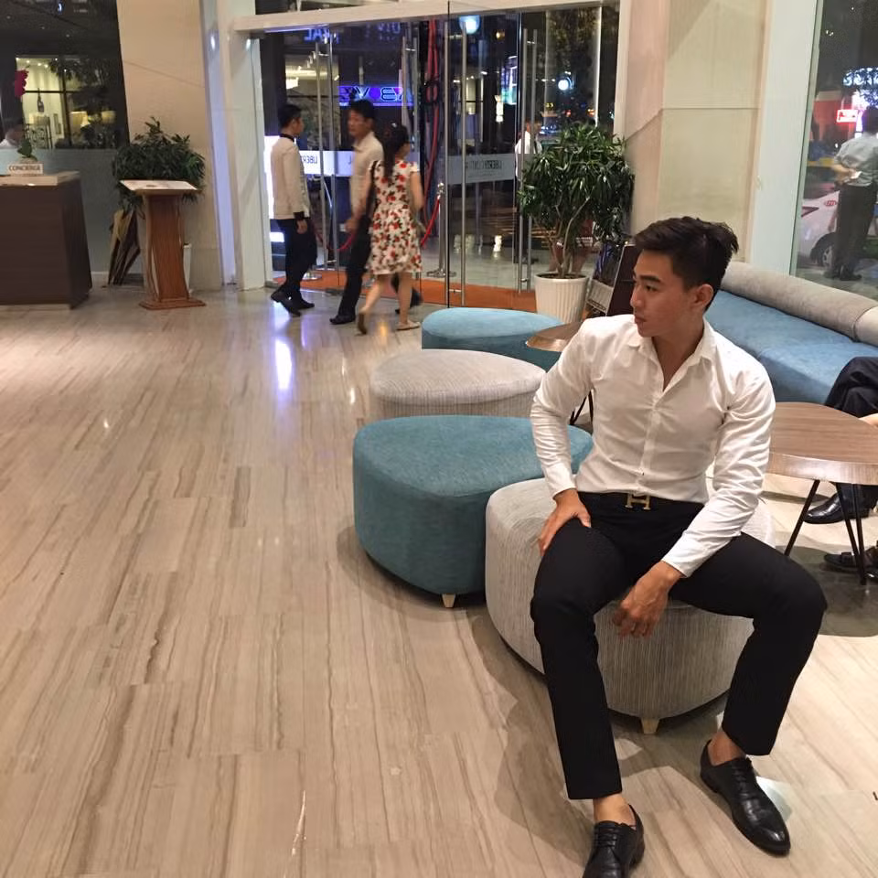 H.A và những người bạn có sở thích sưu tập giày, trên trang cá nhân của mình, chàng hot boy này thường xuyên khoe các mốt giày mới nhất đang thịnh hành trong giới trẻ.