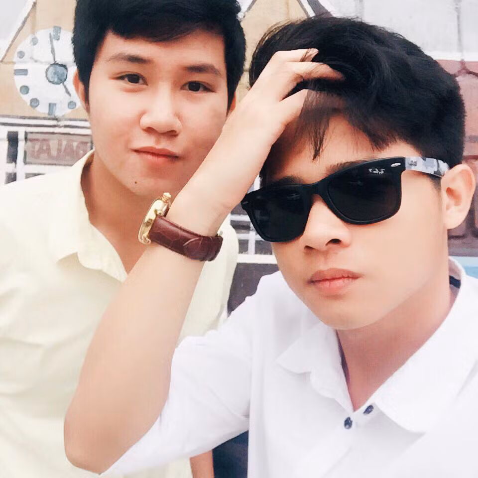 Ngoại hình trẻ trung, hào hoa của những anh chàng gây sốt trong bộ đồng phục lính cứu hỏa làm không ít chị em thổn thức, hâm mộ.