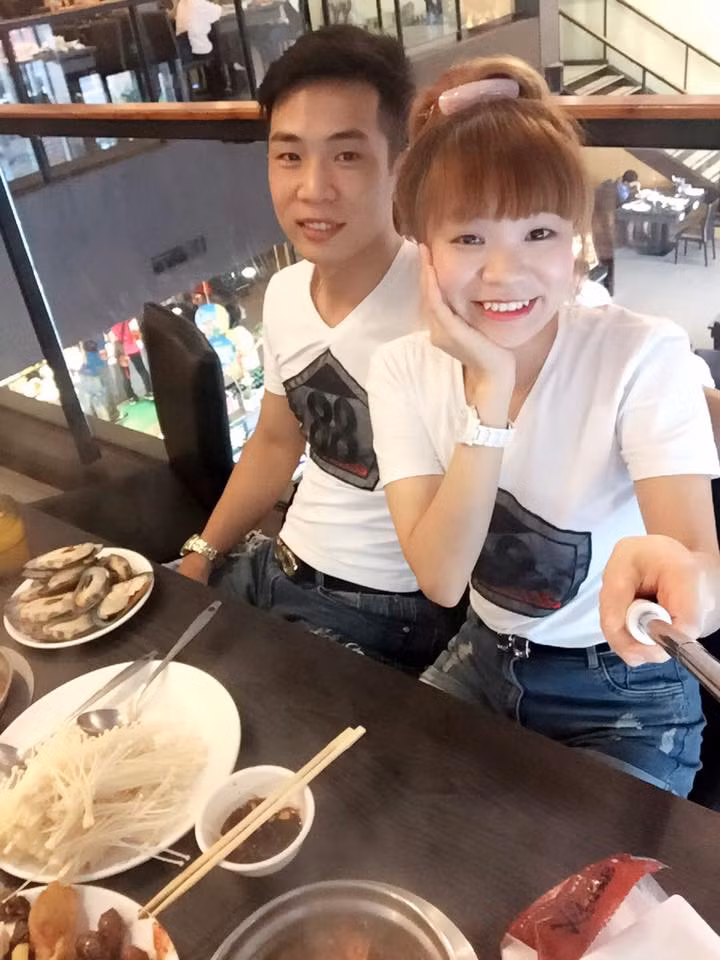 Sau một thời gian chủ yếu giao tiếp, trò chuyện với nhau qua điện thoại, cảm thấy tình cảm, tình yêu được đong đầy, đầu năm 2015, Hà quyết định tỏ tình với Chanh. Dù trước đó đã có kha khá tình cảm dành cho anh bạn cùng quê, cùng đi xuất khẩu lao động nhưng với sự chân thành, thẳng thắn và sự quan tâm của Hà, Chanh vẫn cảm thấy khá bất ngờ, xốn xang khi được Hà tỏ tỉnh. Hà đồng ý và hai người chính thức hẹn hò, đặt quan hệ yêu đương từ đó.