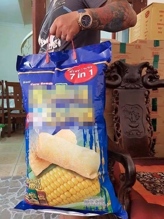 Nếu như không kể đến vẻ ngoài dễ gây "kích động" vì "to khủng bố" thì hương vị của loại bim bim mới này không khác nhiều so với các loại bim bim thông thường vẫn hay bán ở các tiệm tạp hóa, siêu thị ở Việt Nam. Chưa biết cơn sốt bim bim khổng lồ còn kéo dài đến bao lâu, chỉ biết hiện tại cũng đã có rất nhiều bạn trẻ nắm bắt "cơ hội vàng" để lùng hàng bán buôn để kiếm thêm thu nhập. Ảnh trong bài: Instagram/Foody.