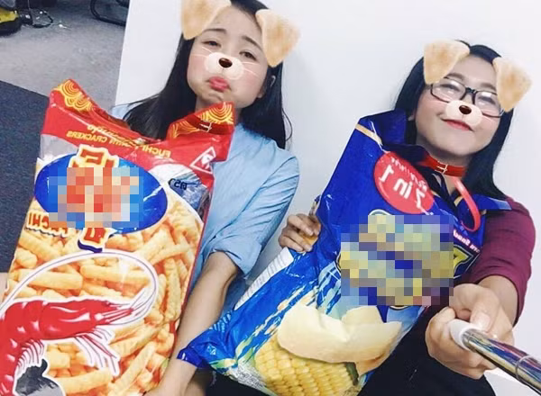 Theo thông tin đăng trên một số fanpage của hội mê ăn vặt, loại bim bim khổng lồ đang tạo nên cơn sốt trong cộng đồng giới trẻ Việt có xuất xứ từ Thái Lan, được nhập về Việt Nam trực tiếp thông qua các siêu thị nổi tiếng. Tuy nhiên, một số người chuyên kinh doanh hàng Thái Lan lại tỏ ra nghi ngờ về nguồn gốc thực sự của loại bim bim này.