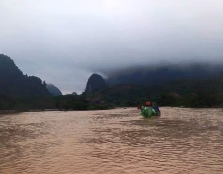 Khá nhiều bản làng ở các huyện miền núi Quảng Bình đã bị cô lập hoàn toàn do nước lũ dâng cao, con đường đi lại lên thị trấn bị mưa cuốn trôi, cuộc sống người dân vô cùng cực khổ. Những thông tin mới cập nhật về số lượng người thiệt mạng vì mưa lũ, cảnh tượng người dân khốn đốn chạy của cải, cứu trâu, bò khỏi chết ngập trong nước lũ khiến người người đau xót. Ảnh: VTC.