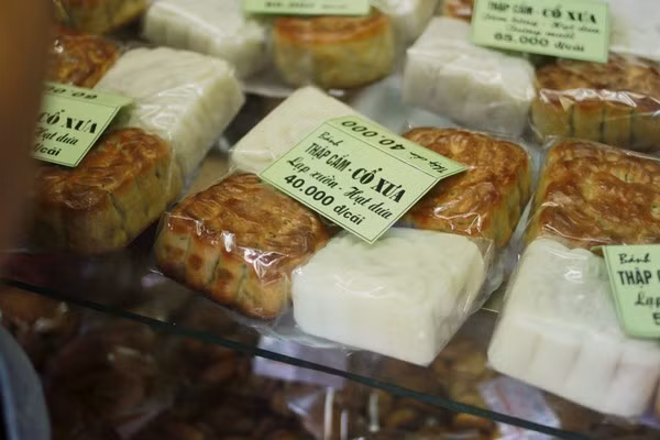 Nguyên liệu sản xuất bánh Trung thu Bảo Phương chủ đạo là mỡ lợn, trứng gà có số lượng lớn không chứng minh được nguồn gốc; điều kiện vệ sinh của cơ sở không đảm bảo, nền nhà, trần bong tróc, dụng cụ sản xuất chưa đảm bảo vệ sinh an toàn thực phẩm. Nguyên liệu làm bánh không có nơi bảo quản riêng và không đạt yêu cầu... Ngoài ra, cơ sở này còn nhiều sai phạm khác trong quá trình sản xuất bánh trung thu bị phát hiện.