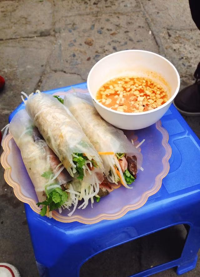 Nộm cuốn là món ăn vặt rất được ưa chuộng ở Hà Nội và một số tỉnh miền Bắc. Thành phần cơ bản của nộm cuốn gồm đủ đủ, cà rốt nạo, thịt bò khô mà thay vào đó là nem chua và bì thính.