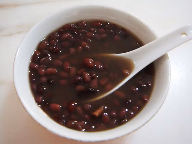 Mẹ có thể chế biến nhiều món ăn vặt hấp dẫn từ đậu như chè, nước đậu, sữa đậu, các loại bánh nhân đậu…