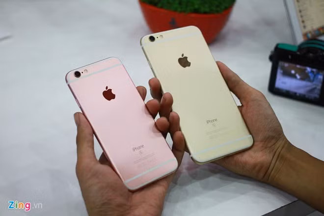 Chiếc iPhone 6S vàng hồng có kích thước các chiều lần lượt là 138,3 x 67,1 x 7,1 mm, nặng 143 gram.