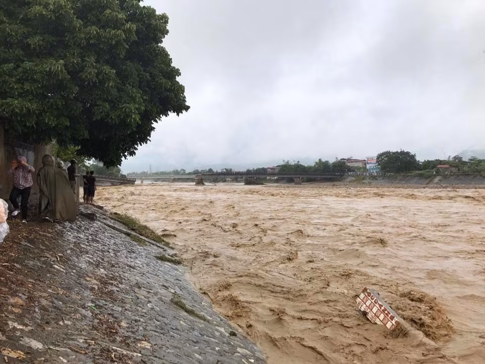 Lu cuon cuon dang tai Yen Bai: Sap cau Thia, nhieu nguoi chet, mat tich