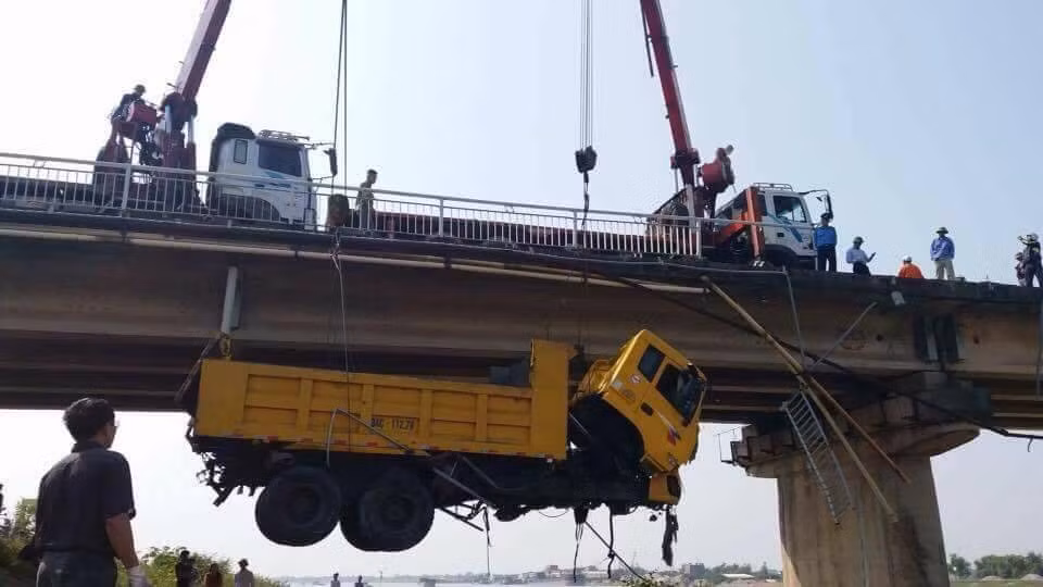 Chiếc xe ben được cẩu lên cầu.
