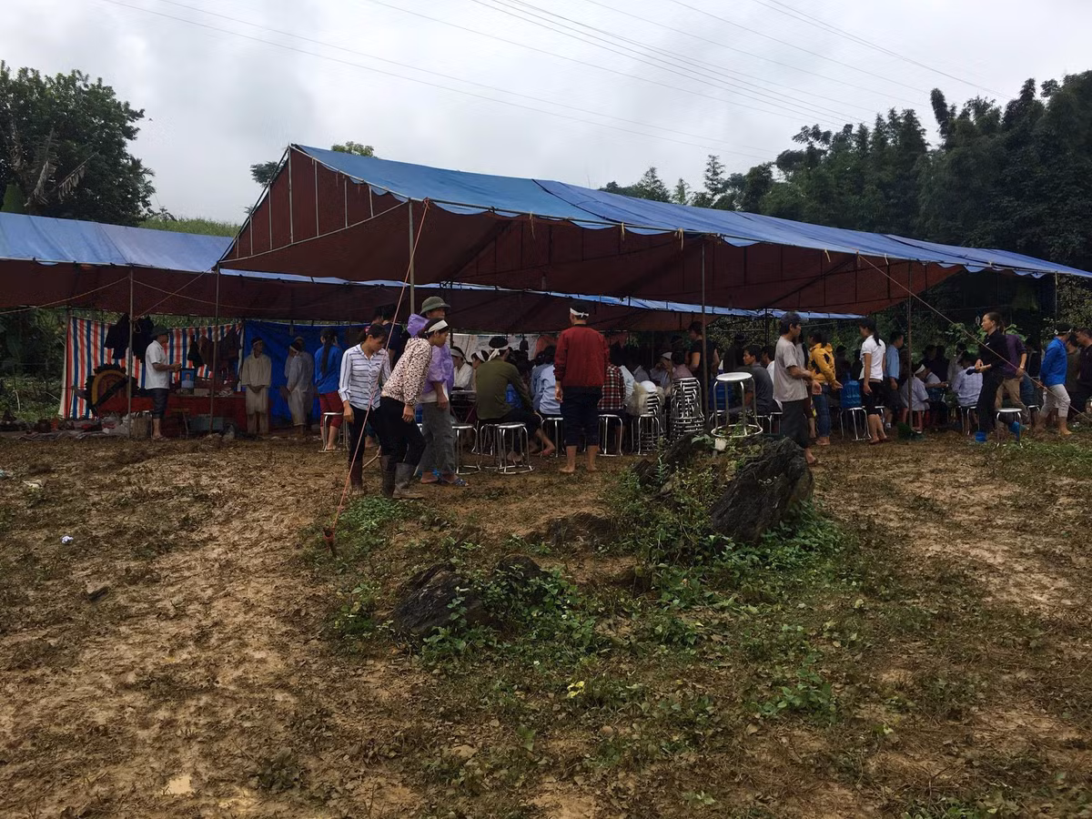 Tang thuong tai vu sat lo nui tai Hoa Binh: Nguoi chet khong co cho lam dam tang-Hinh-4