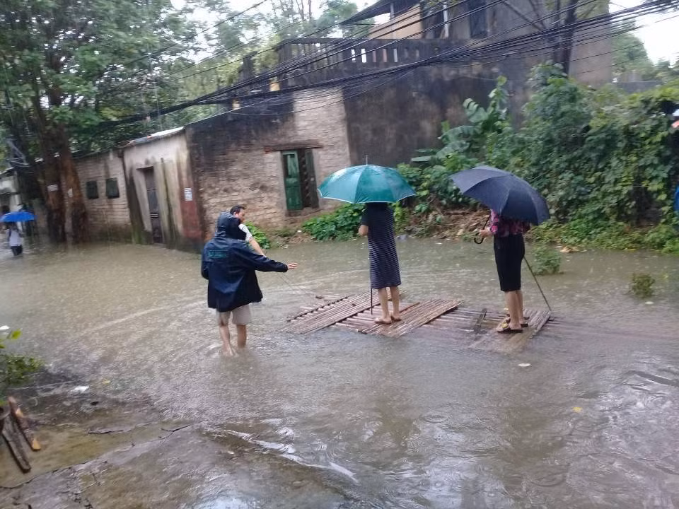 Thanh Hoa: Lo nguyen nhan Bi thu kiem Chu tich phuong dung tren be chong lu-Hinh-2