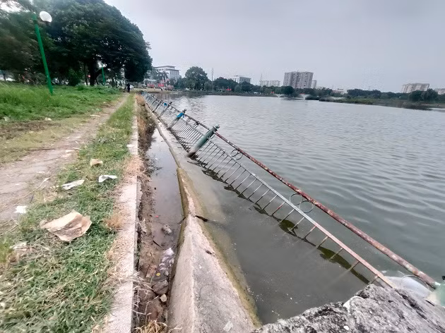 Sau nhiều năm bị bỏ hoang, đến nay nhiều hạng mục trong công viên rơi vào cảnh xuống cấp nghiêm trọng, cỏ dại mọc um tùm, rác thải tràn lan, tạo ra một khung cảnh hoang tàn trước mặt trụ sở hành chính quận Long Biên. 