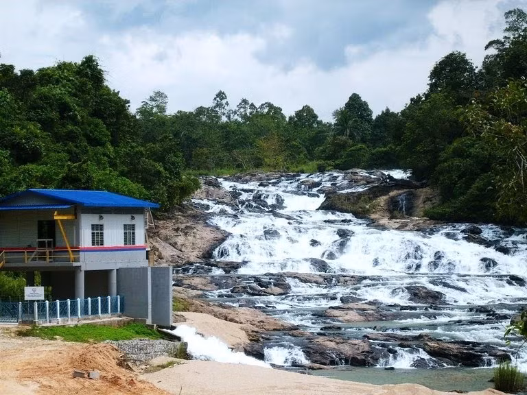 Đến thị trấn Kuala Krai, bang Kelantan của Malaysia bạn sẽ được chiêm ngưỡng vẻ đẹp ngoạn mục của dòng thác Lata Rek.