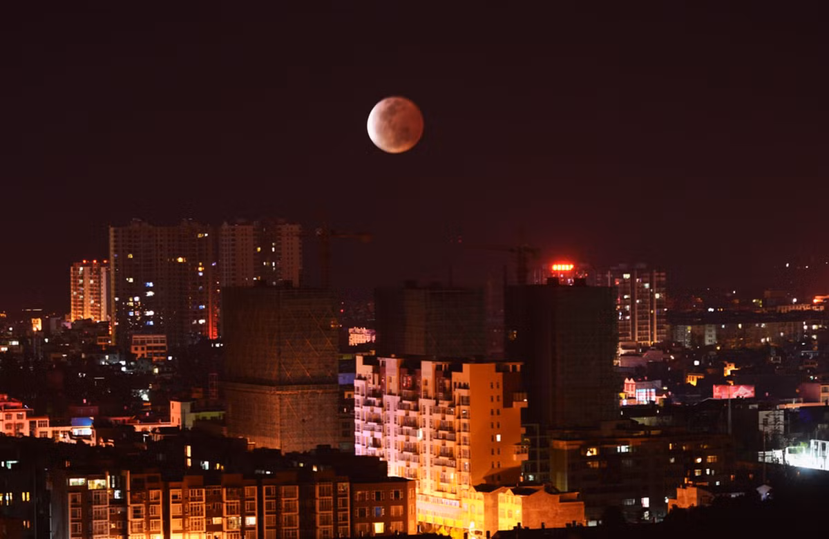 Người Trung Quốc cổ đại đồn rằng trăng máu xuất hiện cũng là lúc ác quỷ xuất hiện trên Trái Đất. Đó có thể là những đại dịch kinh hoàng về bệnh tật, hoặc đói khát.