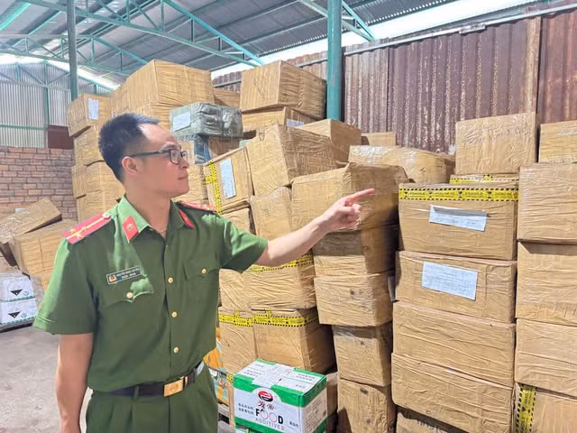 Bắt giữ 2 đối tượng buôn lậu thuốc làm chín, bảo quản sầu riêng - Hình 2 Bat giu 2 doi tuong buon lau thuoc lam chin, bao quan sau rieng-Hinh-2