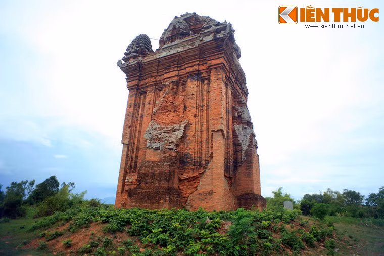 Không như một số cụm tháp Chăm khác, tháp Thủ Thiện chỉ còn lưu giữ được một ngôi tháp. Tháp mang kiến trúc điển hình của đền tháp Chăm với thân vuông, có 1 cửa chính và 3 cửa giả, đỉnh tháp có nhiều tầng...