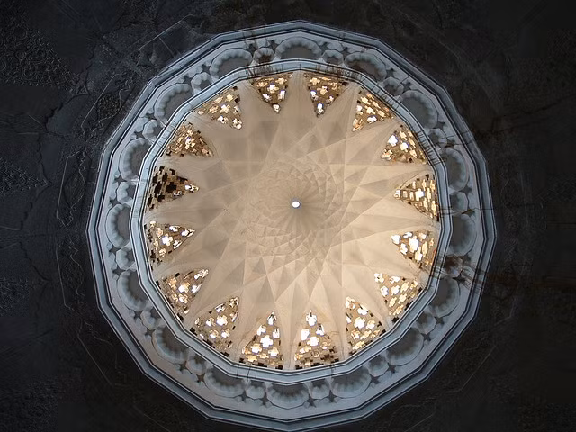 Vòm trần phong cách Ba Tư đẹp tuyệt của khu chợ trong thành phố cổ Yazd ở Iran.
