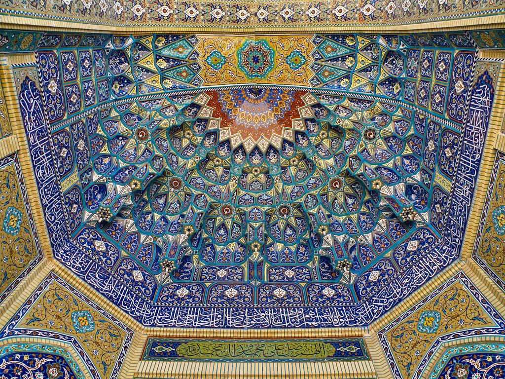 Vòm trần của lăng mộ Taj Mahal - kỳ quan kiến trúc nổi tiếng nhất của Ấn Độ, khánh thành năm 1648.