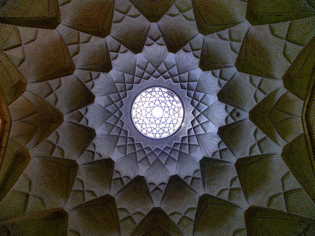 Vòm trần rực rỡ như kính vạn hoa trong lăng mộ - đền thờ Shah Cheragh ở Shiraz, Iran, có từ thế kỷ thứ 9.