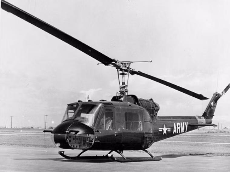 Lính Mỹ chờ trực thăng đến giải thoát trong một khu vực bị bao vậy. Ảnh: Army.mil.