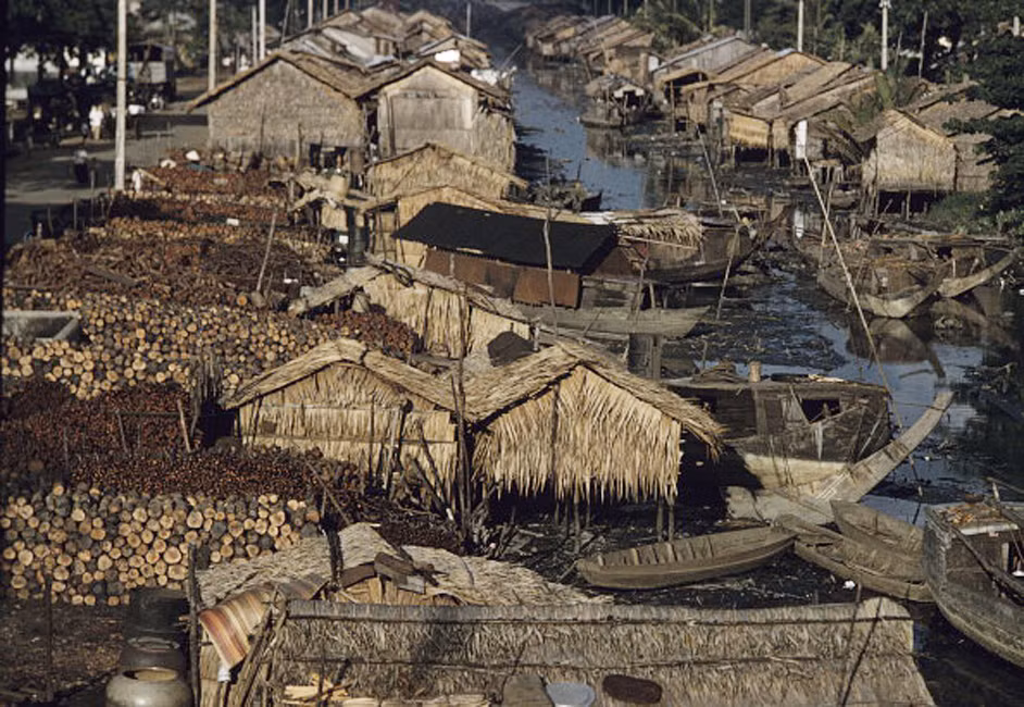 Khu ổ chuột bên kênh Hàng Bàng ở Chợ Lớn năm 1961.