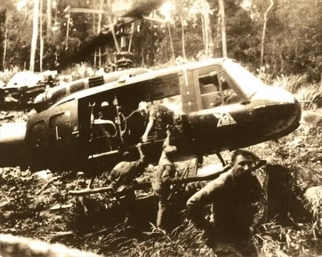 Lính Mỹ rút khỏi trận địa bằng trực thăng UH-1 trong trận Ia Đrăng, 1965. Ảnh: Army.mil. Ảnh: Army.mil.