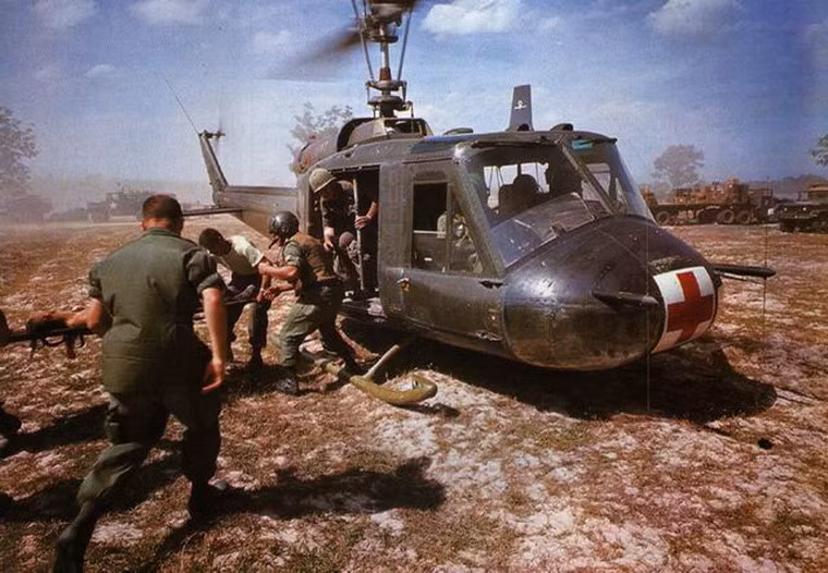 Một trực thăng UH-1D phiên bản y tế đang tiếp nhận các binh sĩ Mỹ bị thương trong chiến trận. Ảnh: Printerest.