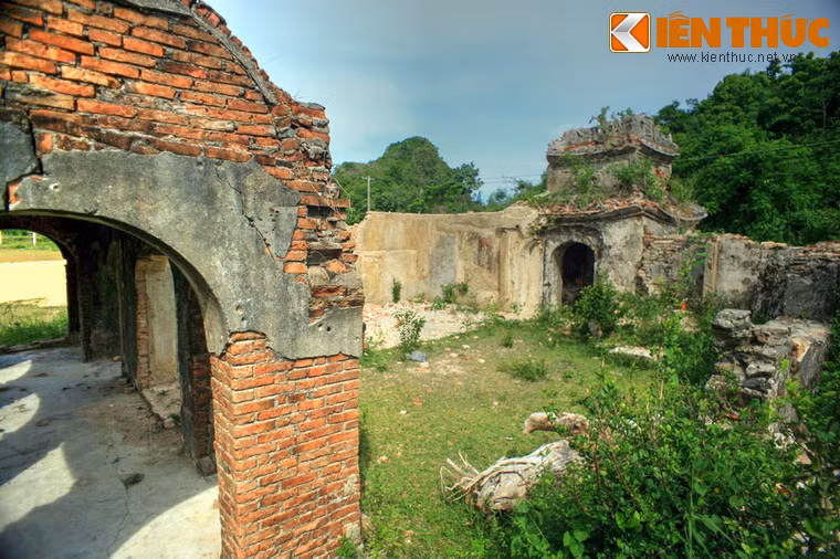 Tiền đình thông với hậu tẩm qua một khoảng sân, hai bên là hai gian nhà, đã bị hủy hoại chỉ còn lại các bức tường và nền móng.