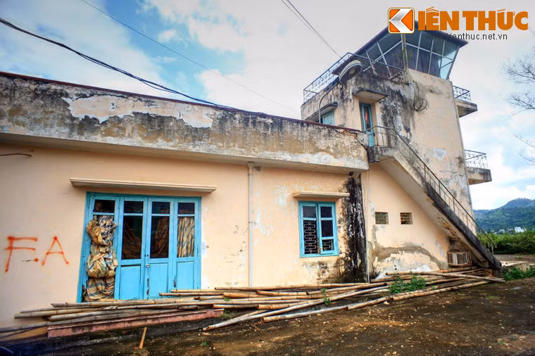 Sân bay này người Pháp xây dựng vào khoảng năm 1950 để phục vụ nhu cầu quân sự sau khi chiếm lại được quyền kiểm soát được vùng Sơn La từ tay Việt Minh.