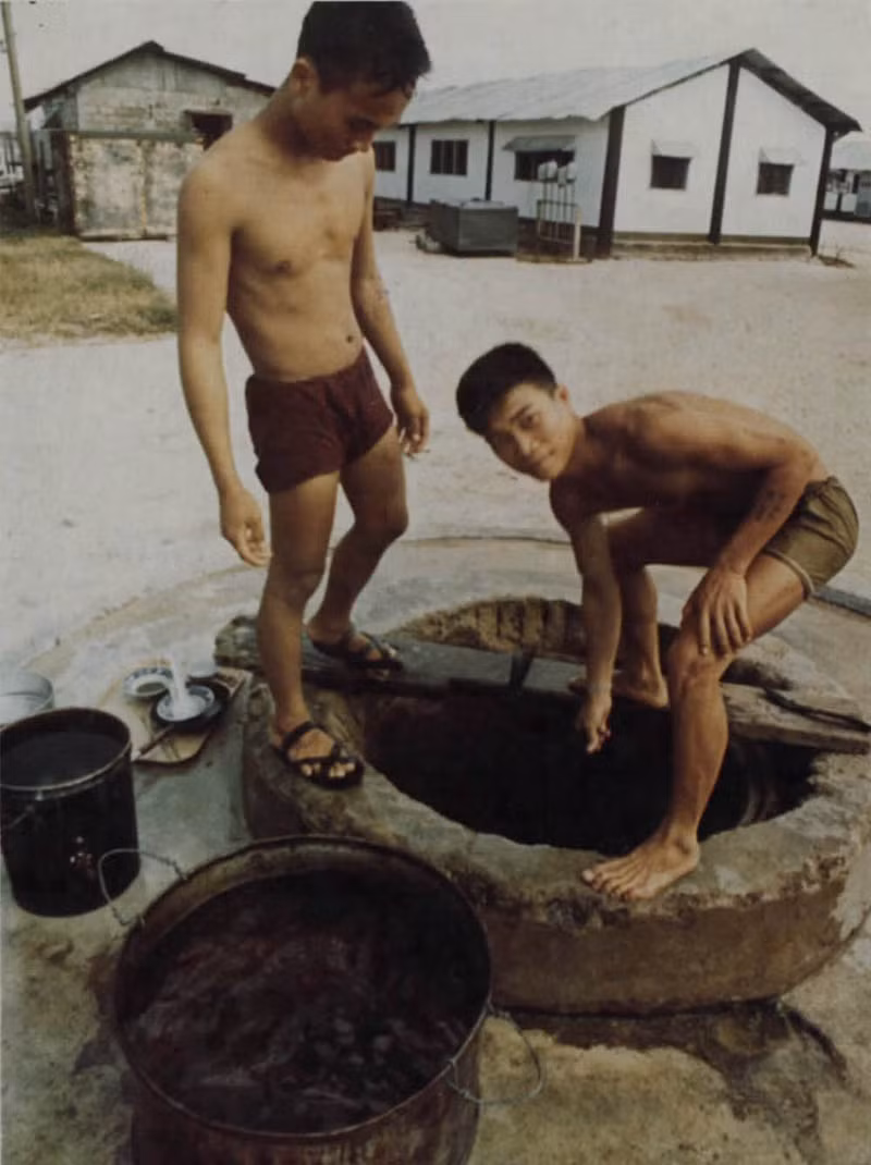 Kéo nước ở giếng trại tù.
