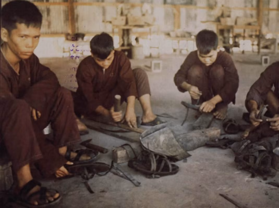 Tù binh làm dép cao su - một hình thức lao động tại trại tù Phú Quốc.