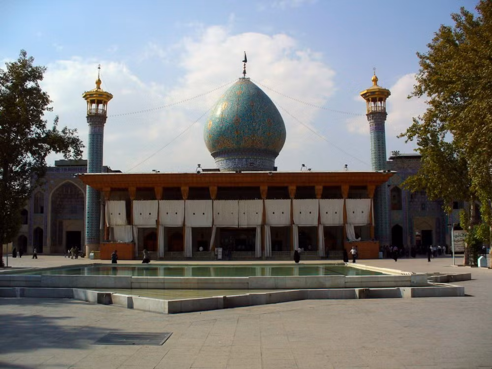 Lăng mộ này là nơi đặt hài cốt của hai anh em Muhammad và Ahmad, con trai của lãnh tụ tinh thần Musa al-Kadhim triều đại Abbasid, đồng thời cũng có vai trò như một thánh đường Hồi giáo trong vùng.