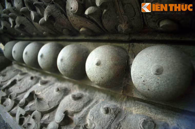 Gây ấn tượng đặc biệt ở nơi đây là những đài thờ lớn được trang trí cả dãy bầu vú bao quanh. Những tác phẩm này có niên đại từ khoảng thế kỷ 10 trở về sau.