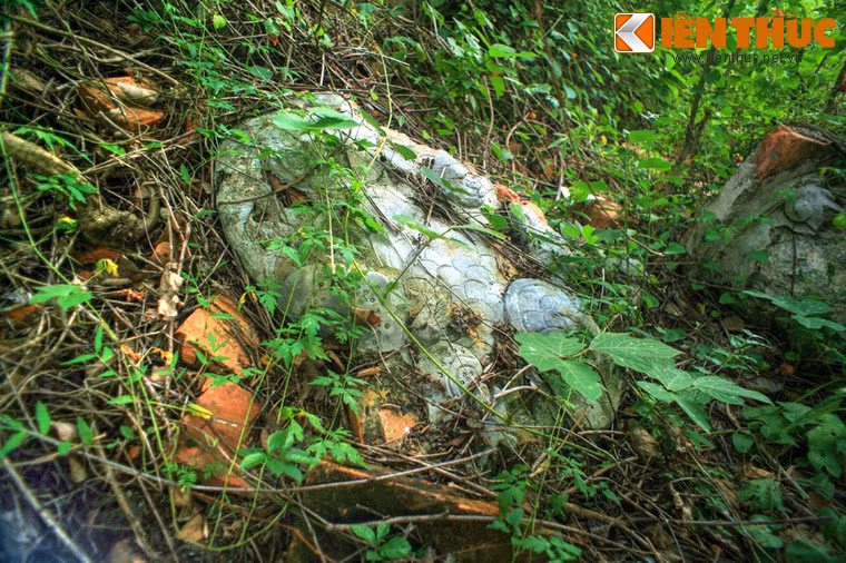 Các họa tiết trang trí đã vỡ vụn, nằm lẫn trong gạch đá.