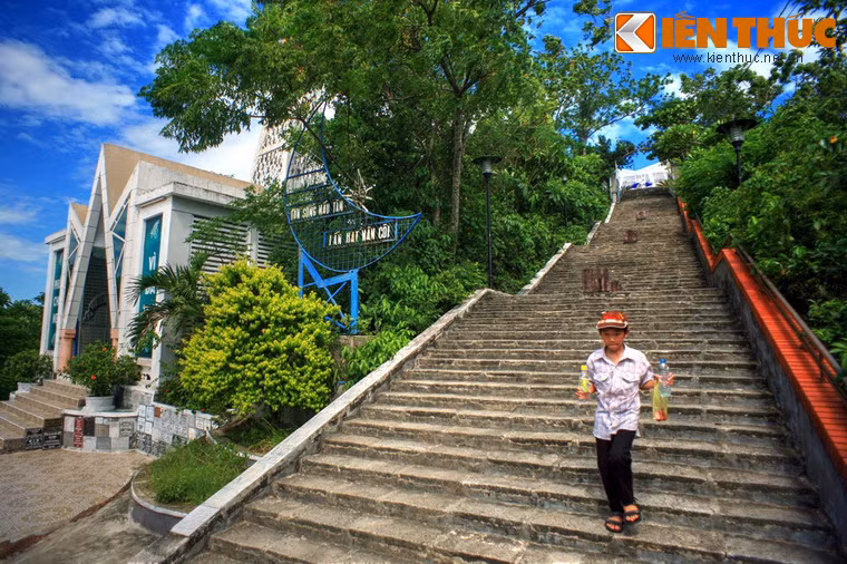 Nhà thờ được xây dựng trên đỉnh ngọn đồi cao 60m, xung quanh là vườn cây cổ thụ quanh năm tỏa bóng mát. Để lên được nhà thờ phải vượt qua hàng trăm bậc đá bắt đầu từ chân đồi.