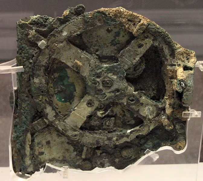 Antikythera cũng được xem là chiếc máy vi tính cổ nhất thế giới - xuất hiện trước sản phẩm của Bill Gates khoảng 2.000 năm.