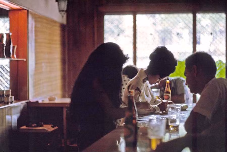 Trong một quầy bar ở Sài Gòn.