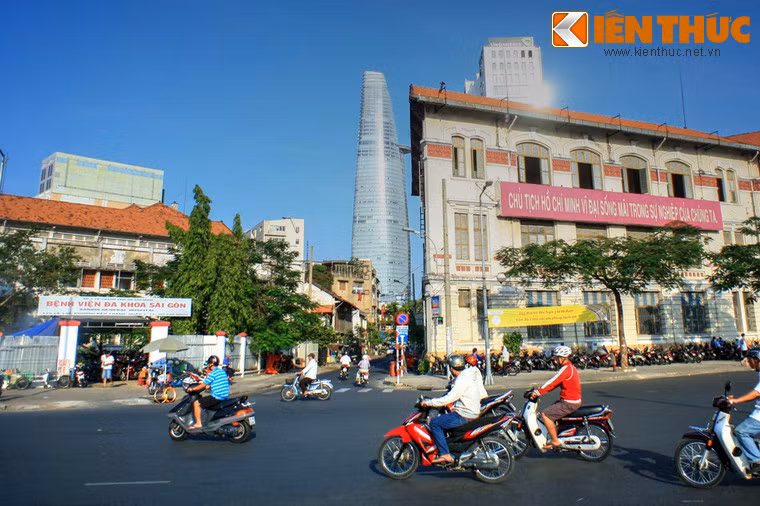 Sân bay trực thăng trên tòa nhà Bitexco Financial, khánh thành năm 2010 tại TP HCM, cũng là một sân bay trực thăng độc đáo không chỉ của Việt Nam mà của cả thế giới.