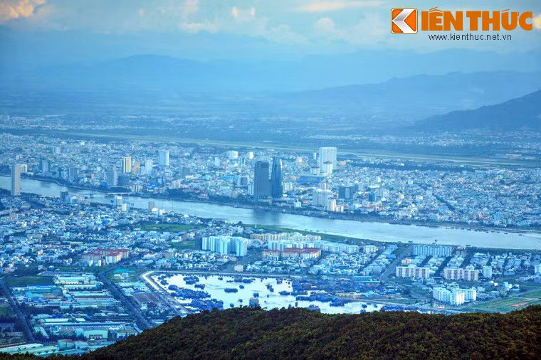 Ngày nay, sân bay này đã bị bỏ hoang và trở thành một điểm tham quan lý thú của du khách. Từ sân bay có thể quan sát toàn cảnh TP Đà Nẵng trong khung cảnh thiên nhiên hùng vĩ của mảnh đất miền Trung.