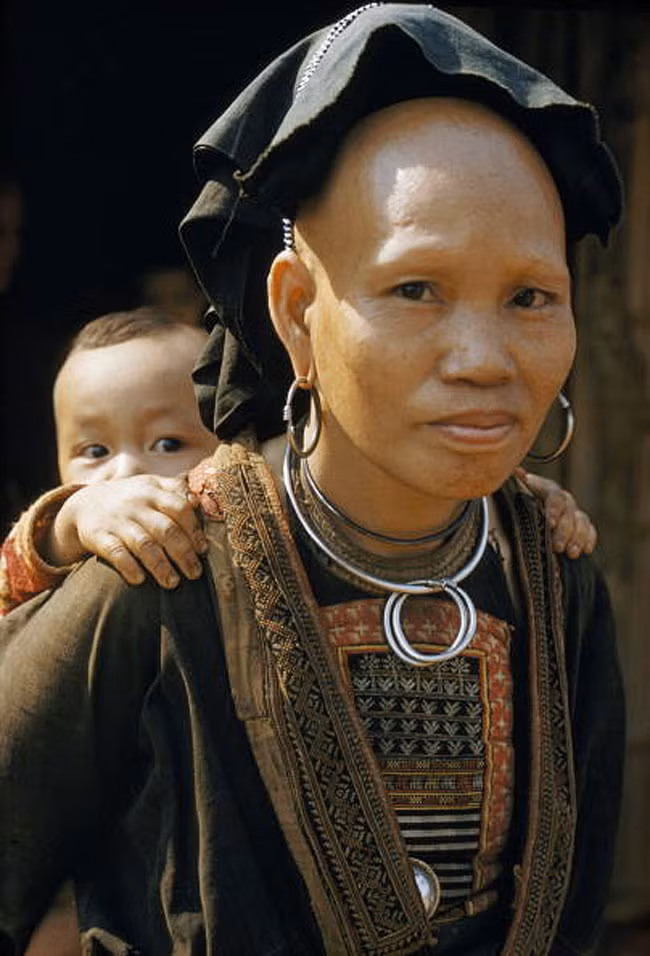 Một phụ nữ tị nạn người Dao cùng đứa con ở Buôn Ma Thuột. Hình ảnh do nhà báo Wilbur E. Garrett của tạp chí National Geographic thực hiện ở Việt Nam từ năm 1961 - 1965.