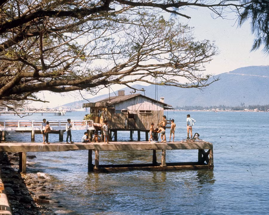 Bên bờ sông Hàn, phía xa là núi Sơn Trà - khung cảnh mang tính biểu tượng của Đà Nẵng. Hình ảnh do cựu binh hải quân Mỹ Dan B. Odenweller đăng tải trên trang Warboats.org.