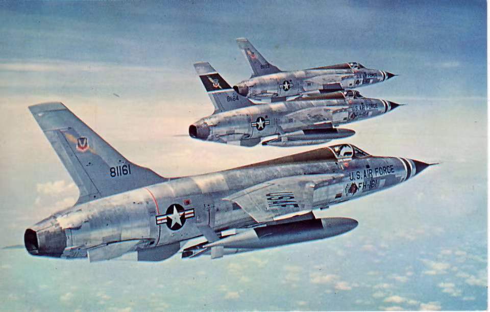 Chuyến bay của nguyên mẫu đầu tiên YF-105A được thực hiện năm 1955. Máy bay được sản xuất hàng loạt từ năm 1958 và kéo dài 6 năm tiếp theo, cho đến khi “Thunderchief” được thay thế bằng “Phantom” phổ biến hơn. 833 chiếc máy bay tiêm kích -ném bom ba biến thể chính (F-105B, F-105D và F-105F) đã được xuất xưởng và hai chương trình hiện đại hóa (EF-105F và F-105G) đã được thực hiện.Đến đầu thập niên 60,các máy bay tiêm kích- ném bom F-105 (phiên bản mang vũ khí hạt nhân) đã được triển khai tại các căn cứ không quân ở Tây Âu, Bắc Phi và Viễn Đông,- chúng luôn trong tình trạng sẵn sàng trở thành lực lượng nòng cốt cho một cuộc tấn công nhằm vào Liên Xô. Nhưng "những thời khắc lịch sử" của “Thud” lại là cuộc chiến tranh Việt Nam.