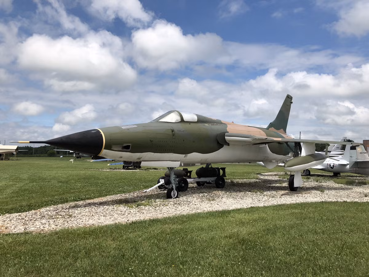 Cùng với sự leo thang của cuộc xung đột tại Đông Nam Á, “Thunderchief” buộc phải nhận thêm một nhiệm vụ thậm chí còn phức tạp và nguy hiểm hơn- Các phi đội F-105 đặc biệt có nhiệm vụ chính là chế áp các hệ thống phòng không, trước hết là các trận địa tên lửa phòng không Bắc Việt. Thời kỳ đầu, các F-105 hành động vô cùng “xấc xược” và đơn giản. Do không có phương tiện phát hiện sớm các trận địa tên lửa phòng không, “Thud” bay đến khu vực được cho là có trận địa của đối phương, nhưng lúc nào cũng luôn trong trạng thái sẵn sàng cơ động để “né” các tên lửa phòng không phóng vào chúng.