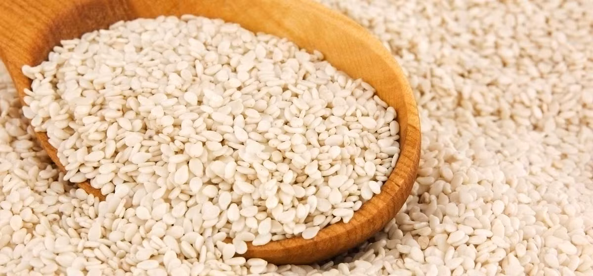 Hạt mè. Rất giàu chất sắt, phốt pho, magiê, chất xơ và canxi. Hạt mè giúp ngăn ngừa các bệnh về xương liên quan đến tuổi tác.