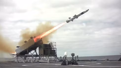 "Việc kết hợp khả năng tàng hình của chiến đấu cơ F-35 và tên lửa JSM thế hệ thứ năm, có thể tấn công chính xác các mục tiêu trên đất liền và trên biển; sẽ cung cấp cho các lực lượng khai thác có được khả năng tấn công độc nhất vô nhị", ông Harald Annestad, Chủ tịch Công ty Kongsberg, đơn vị chịu trách nhiệm phát triển tên lửa JSM cho biết.