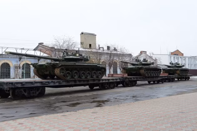 Điểm mạnh của xe tăng T-80BVM nằm ở khả năng bắn tên lửa qua nòng, trong khi đó Leopard 2A6NL lại có thể bắn đạn xuyên chính xác từ cự ly tới 5,5 km.